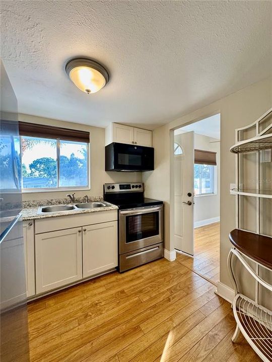 For Sale: $94,500 (1 beds, 1 baths, 576 Square Feet)