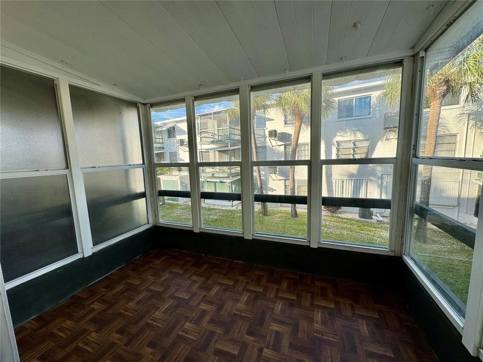 For Sale: $94,500 (1 beds, 1 baths, 576 Square Feet)