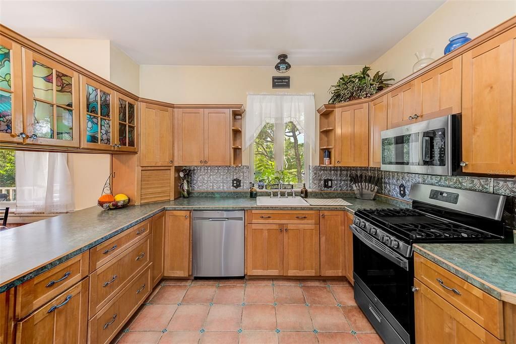 For Sale: $699,900 (3 beds, 2 baths, 2222 Square Feet)