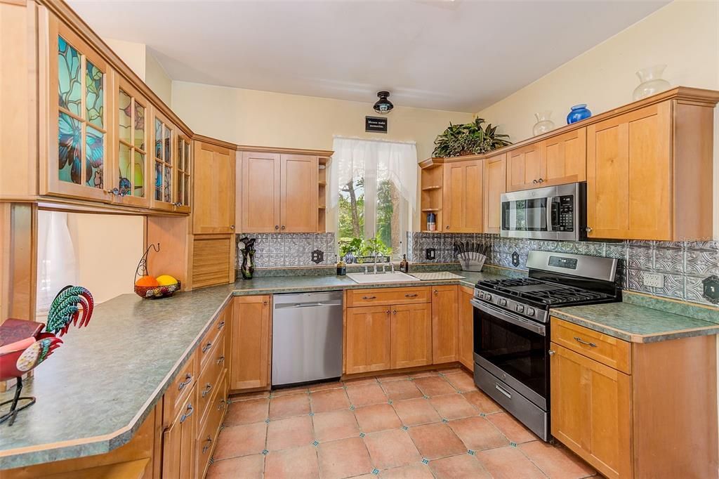 For Sale: $699,900 (3 beds, 2 baths, 2222 Square Feet)