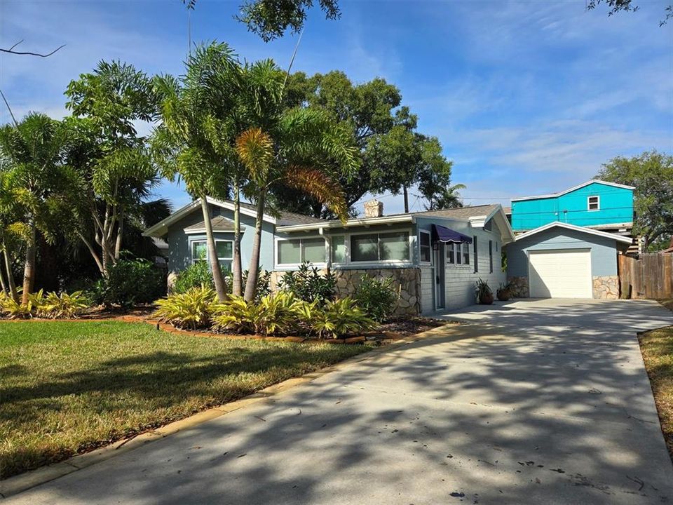 For Sale: $515,000 (2 beds, 2 baths, 1302 Square Feet)