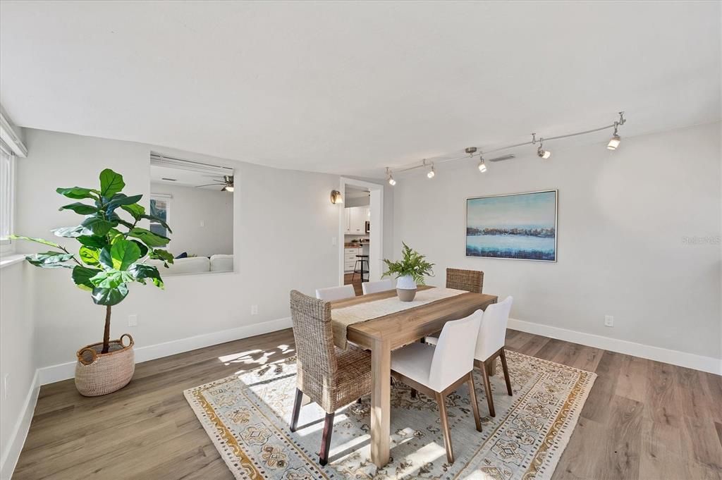 For Sale: $515,000 (2 beds, 2 baths, 1302 Square Feet)