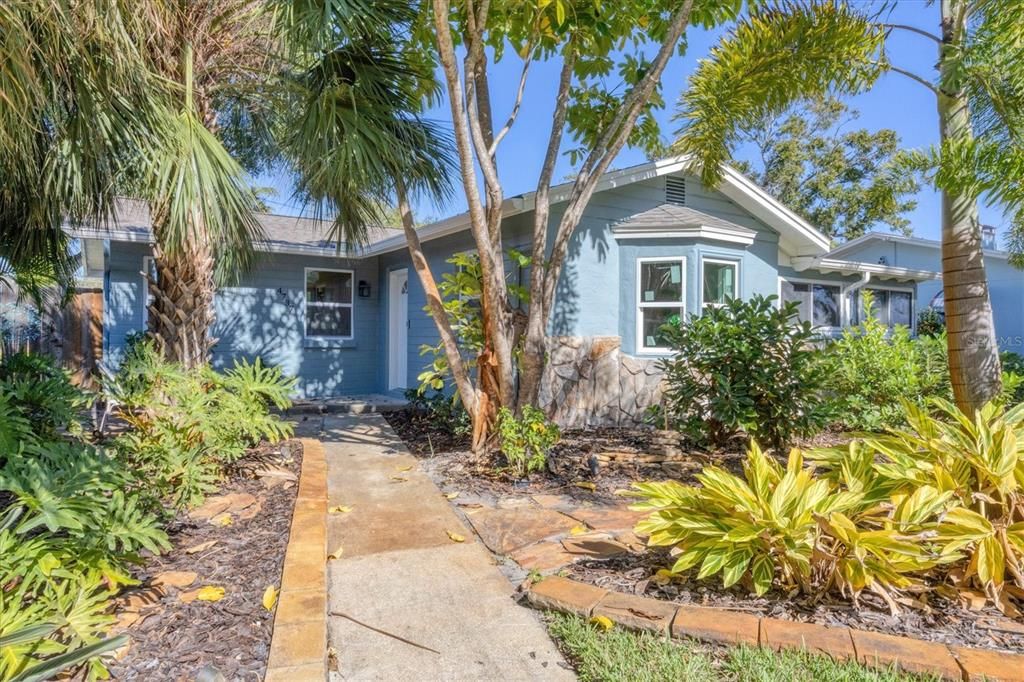 For Sale: $515,000 (2 beds, 2 baths, 1302 Square Feet)