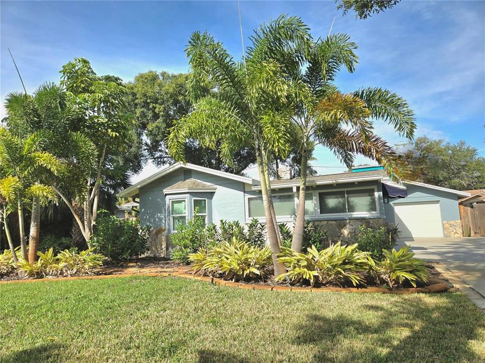 For Sale: $515,000 (2 beds, 2 baths, 1302 Square Feet)