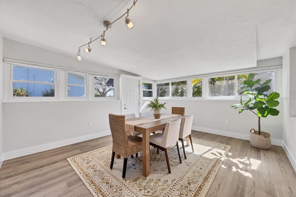 For Sale: $515,000 (2 beds, 2 baths, 1302 Square Feet)