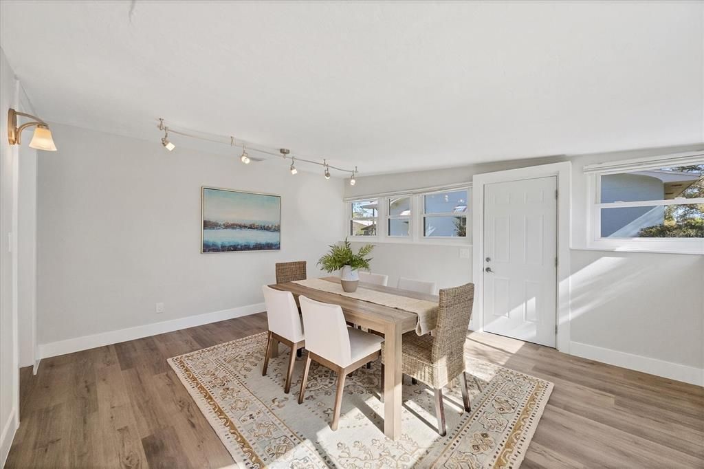 For Sale: $515,000 (2 beds, 2 baths, 1302 Square Feet)