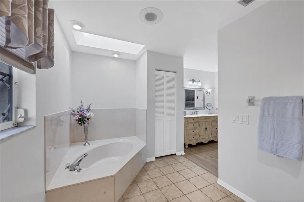 待售: $900,000 (4 贝兹, 3 浴室, 2616 平方英尺)