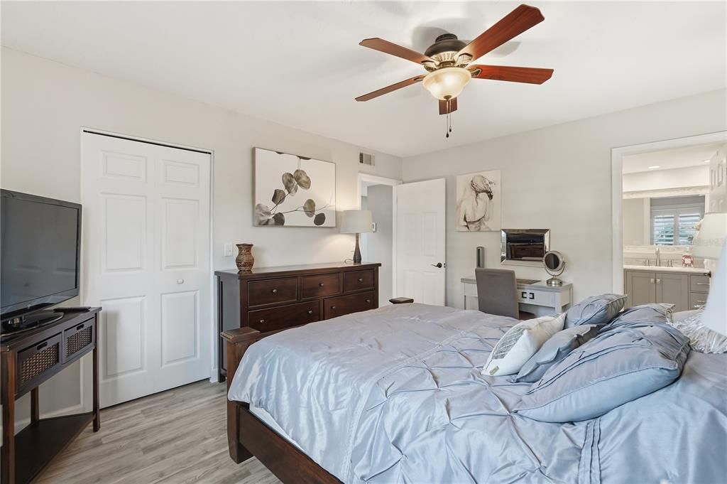 Active With Contract: $250,000 (2 beds, 2 baths, 1025 Square Feet)