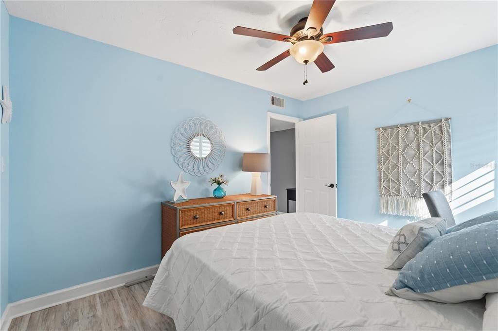 Active With Contract: $250,000 (2 beds, 2 baths, 1025 Square Feet)