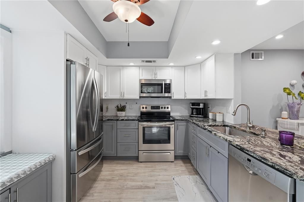 Active With Contract: $250,000 (2 beds, 2 baths, 1025 Square Feet)