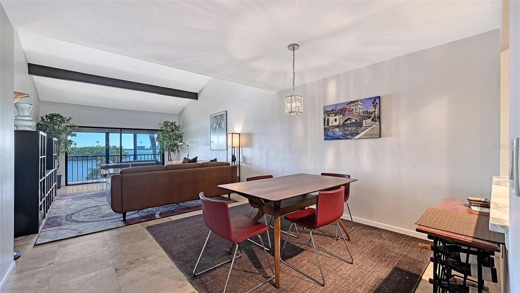 待售: $569,000 (2 贝兹, 2 浴室, 1216 平方英尺)