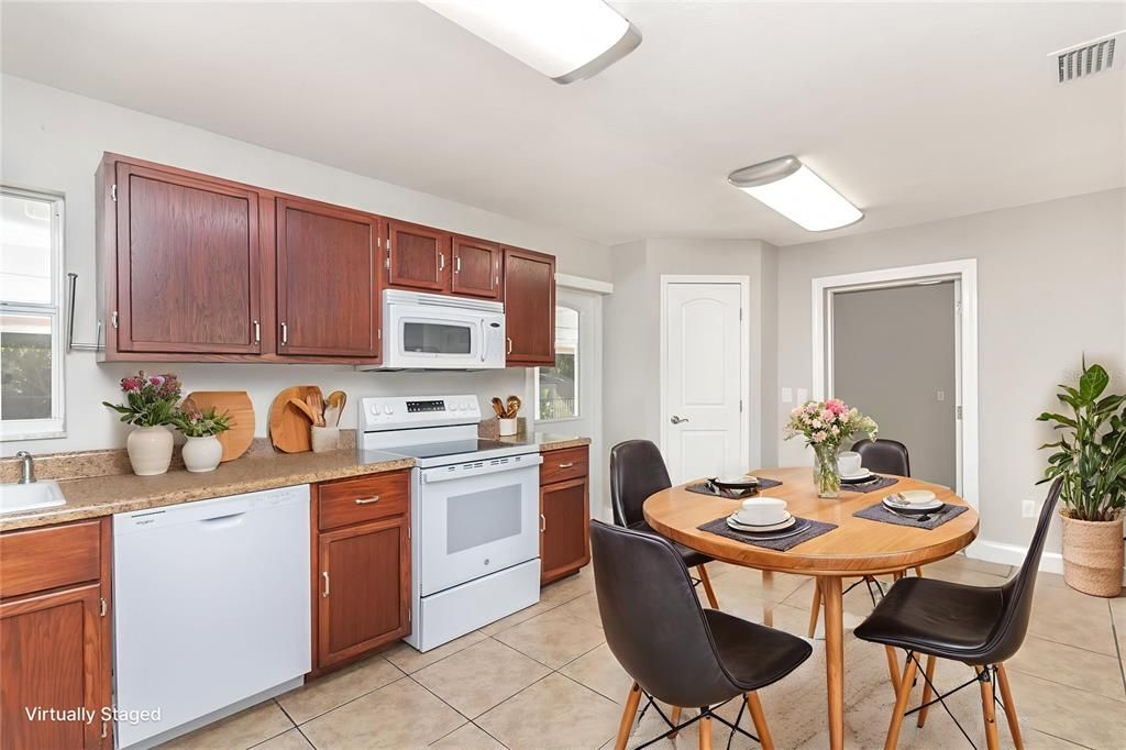 Active With Contract: $290,000 (2 beds, 2 baths, 1008 Square Feet)