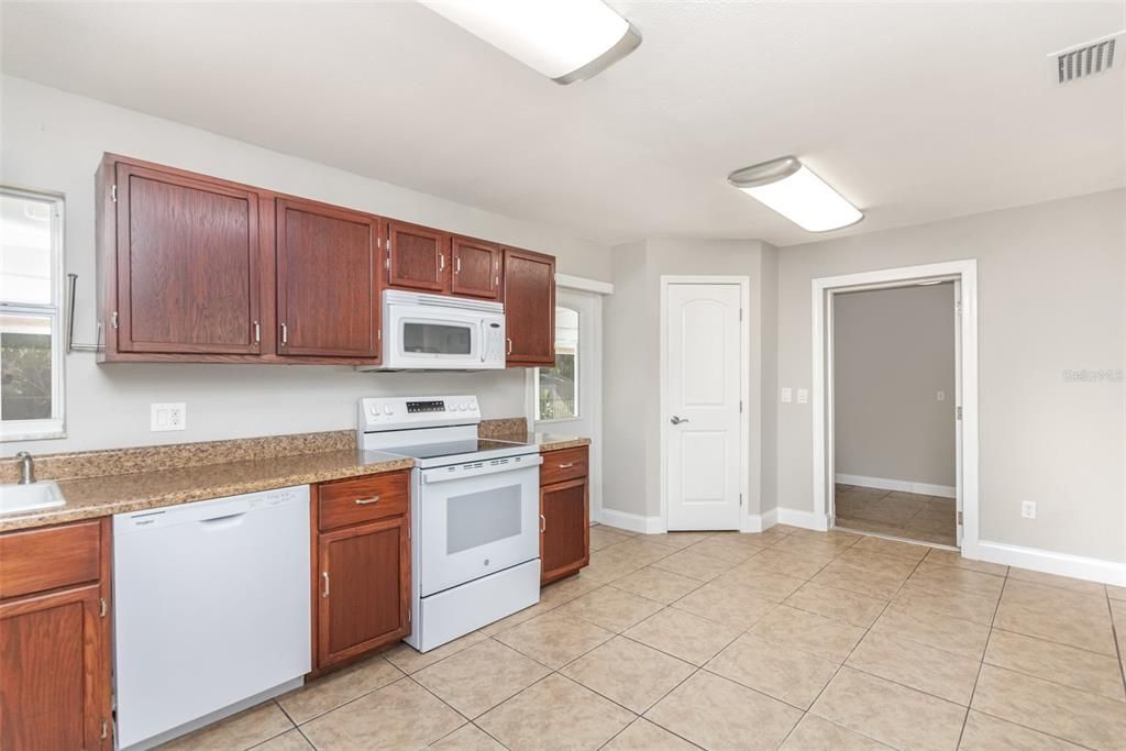 Active With Contract: $290,000 (2 beds, 2 baths, 1008 Square Feet)