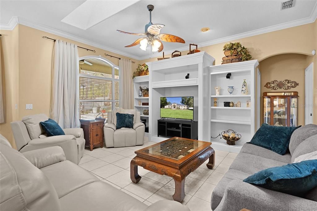 待售: $630,000 (4 贝兹, 2 浴室, 2555 平方英尺)