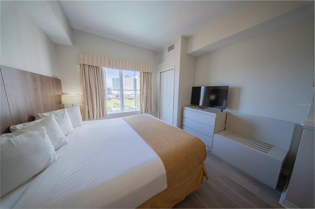 For Sale: $299,500 (2 beds, 2 baths, 1056 Square Feet)