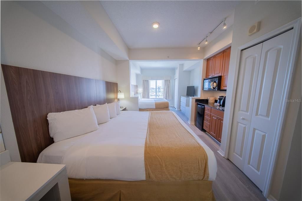 For Sale: $299,500 (2 beds, 2 baths, 1056 Square Feet)