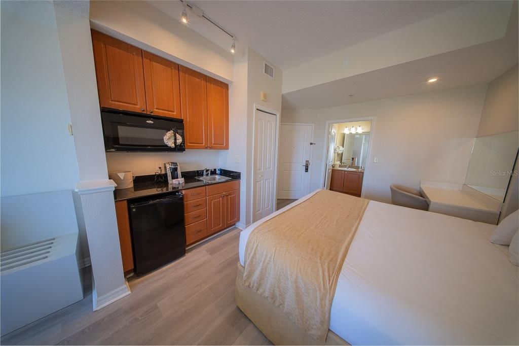 For Sale: $299,500 (2 beds, 2 baths, 1056 Square Feet)