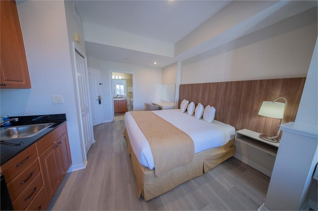 For Sale: $299,500 (2 beds, 2 baths, 1056 Square Feet)