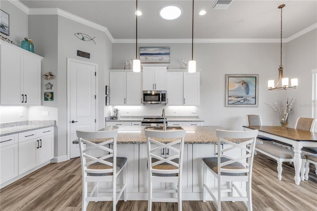 На продажу: $575,000 (3 спален, 2 ванн, 1987 Квадратных фут)