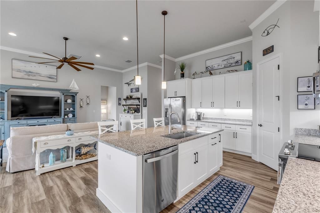 На продажу: $575,000 (3 спален, 2 ванн, 1987 Квадратных фут)