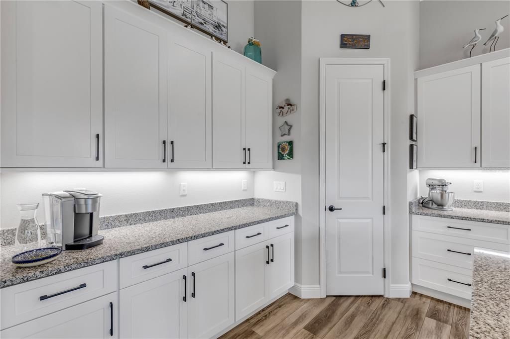 На продажу: $575,000 (3 спален, 2 ванн, 1987 Квадратных фут)