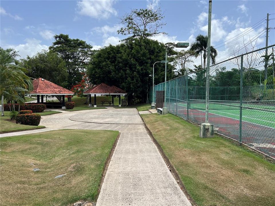 En Venta: $480,000 (4 camas, 2 baños, 2200 Pies cuadrados)