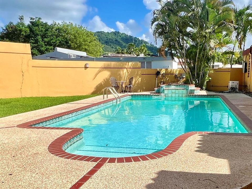 En Venta: $480,000 (4 camas, 2 baños, 2200 Pies cuadrados)