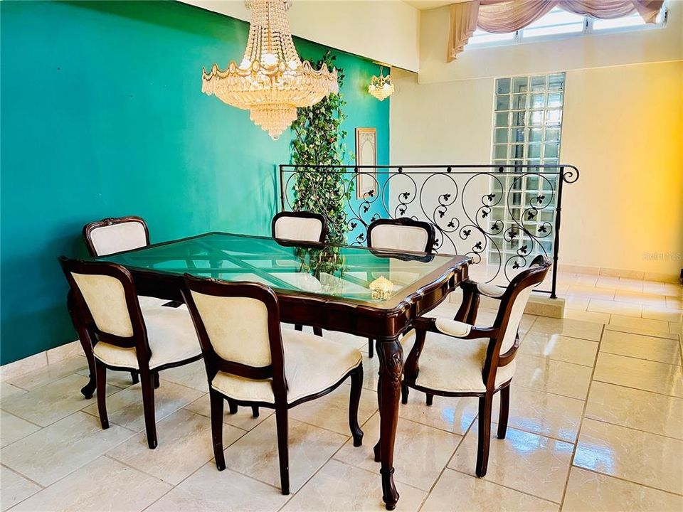 En Venta: $480,000 (4 camas, 2 baños, 2200 Pies cuadrados)