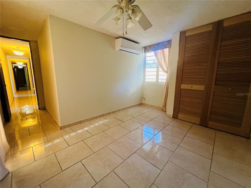 En Venta: $480,000 (4 camas, 2 baños, 2200 Pies cuadrados)