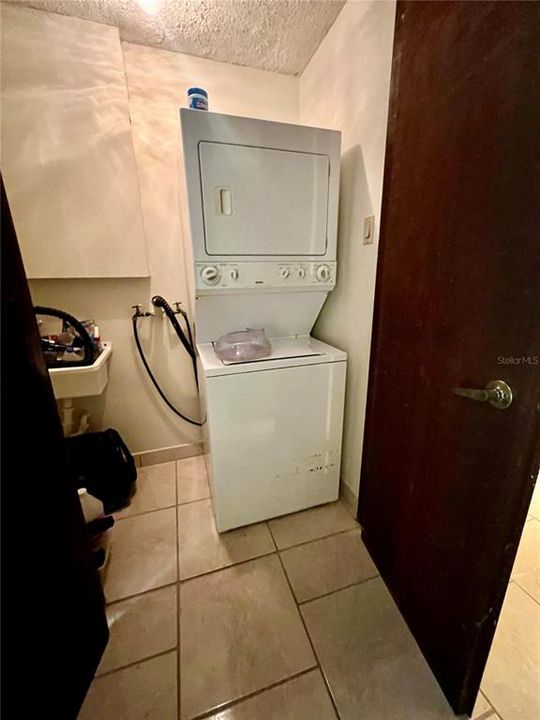 En Venta: $480,000 (4 camas, 2 baños, 2200 Pies cuadrados)