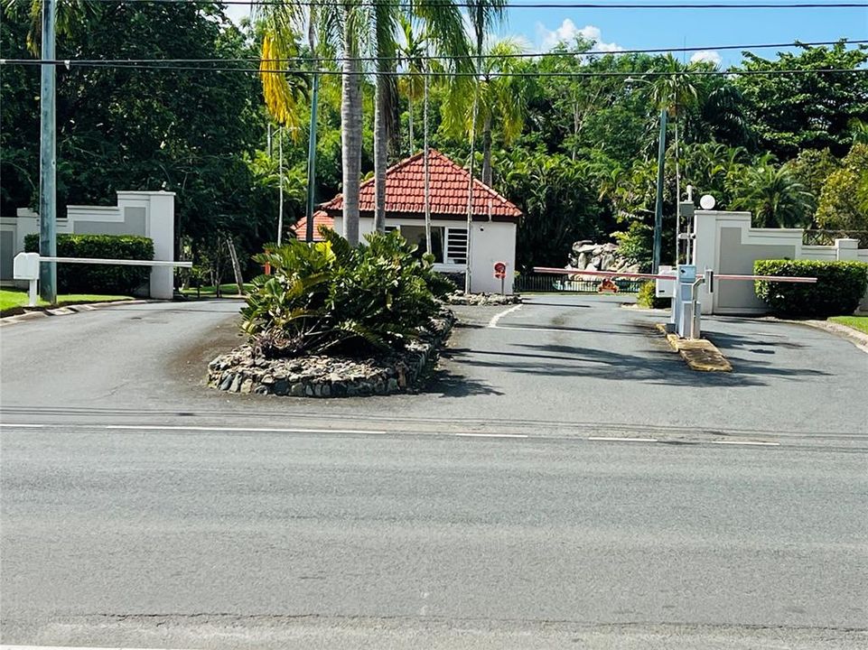 En Venta: $480,000 (4 camas, 2 baños, 2200 Pies cuadrados)