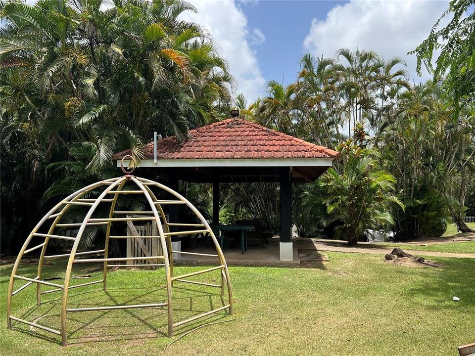 En Venta: $480,000 (4 camas, 2 baños, 2200 Pies cuadrados)