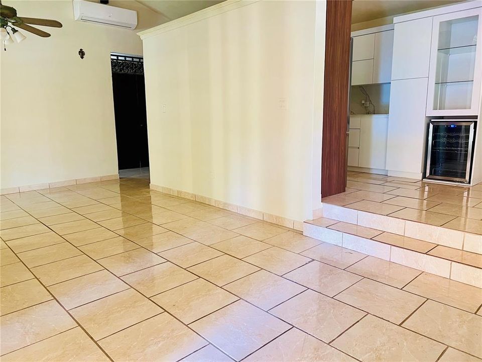 En Venta: $480,000 (4 camas, 2 baños, 2200 Pies cuadrados)
