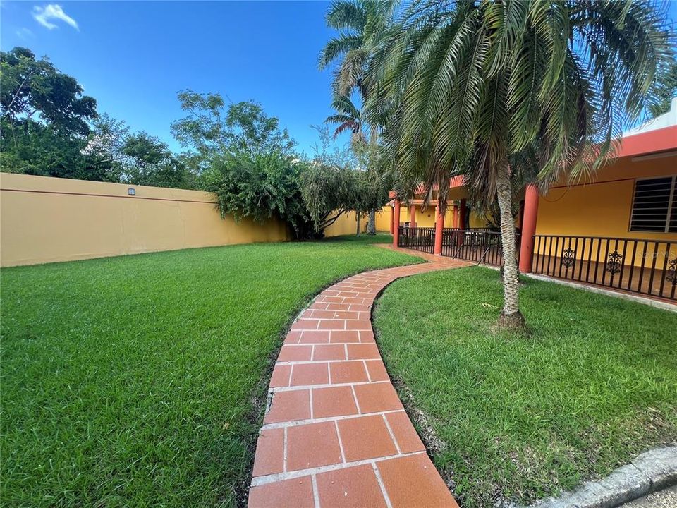 En Venta: $480,000 (4 camas, 2 baños, 2200 Pies cuadrados)