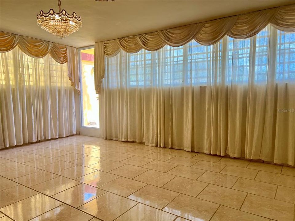 En Venta: $480,000 (4 camas, 2 baños, 2200 Pies cuadrados)