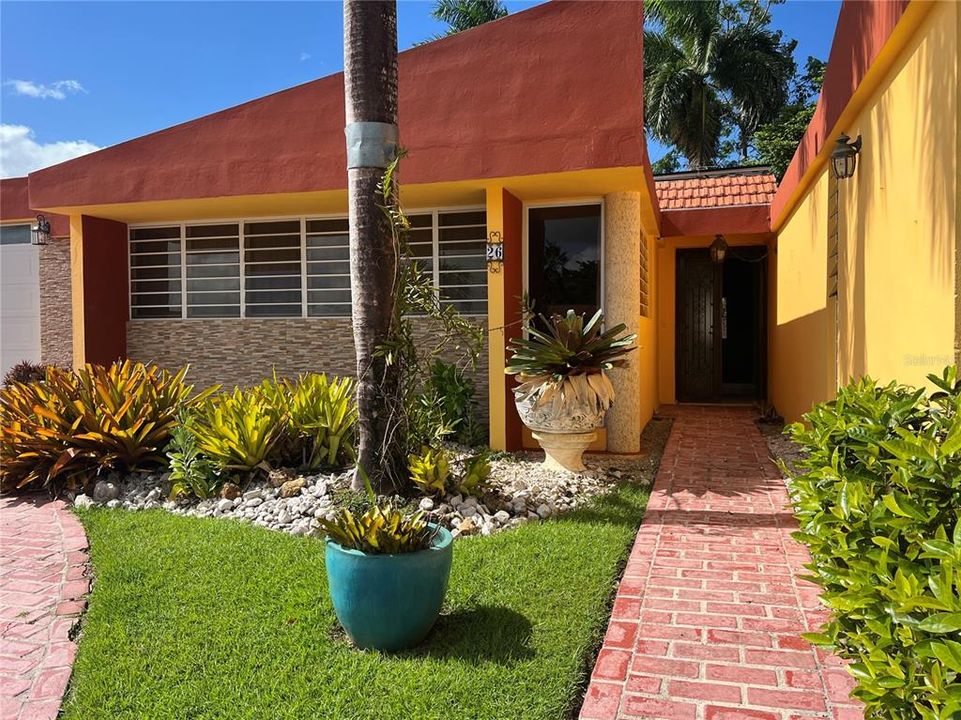 En Venta: $480,000 (4 camas, 2 baños, 2200 Pies cuadrados)