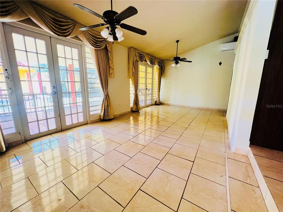 En Venta: $480,000 (4 camas, 2 baños, 2200 Pies cuadrados)