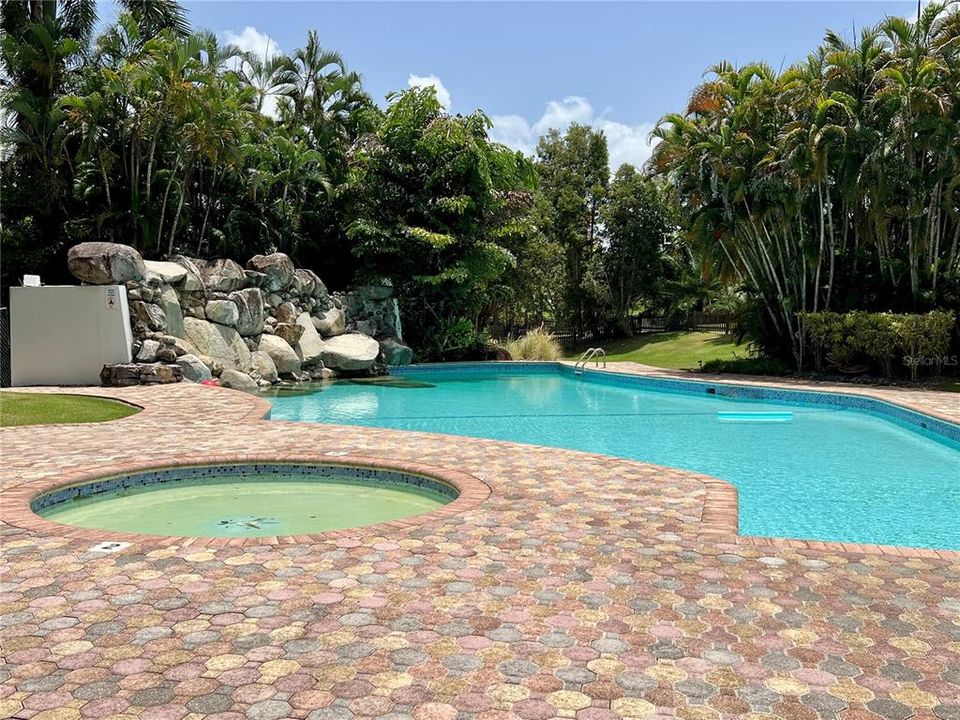 En Venta: $480,000 (4 camas, 2 baños, 2200 Pies cuadrados)