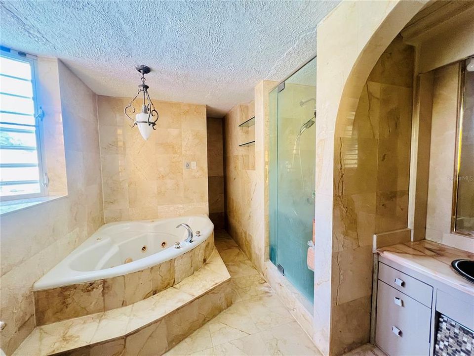 En Venta: $480,000 (4 camas, 2 baños, 2200 Pies cuadrados)