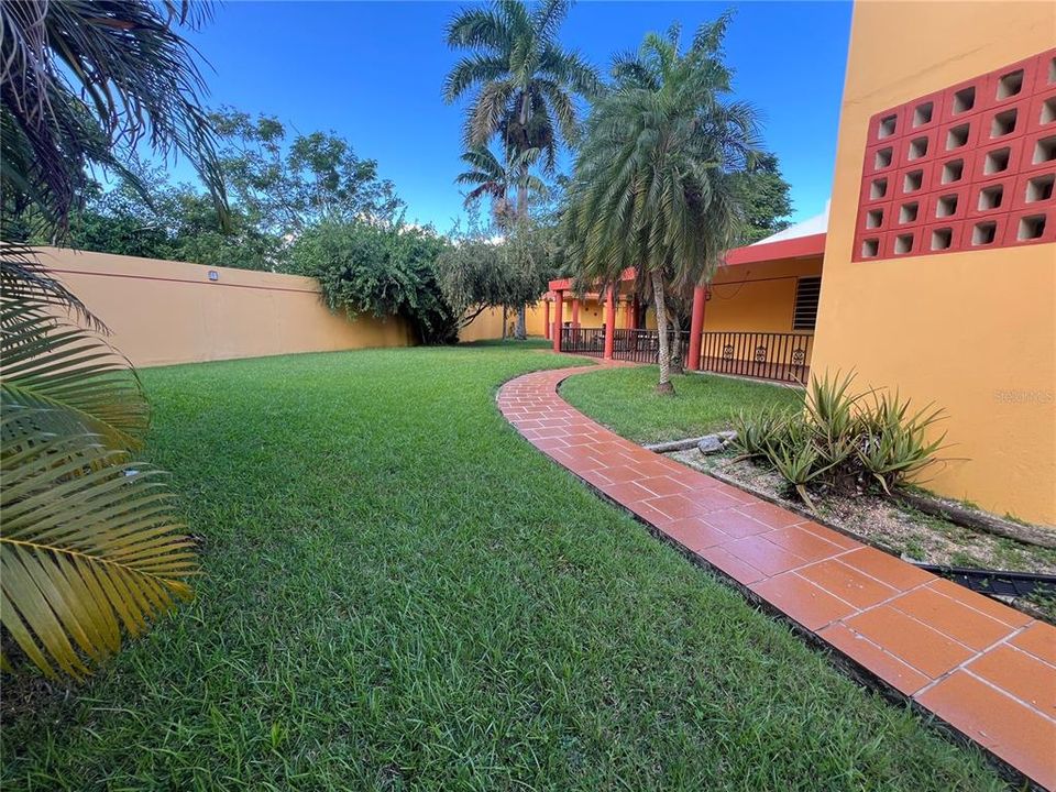 En Venta: $480,000 (4 camas, 2 baños, 2200 Pies cuadrados)