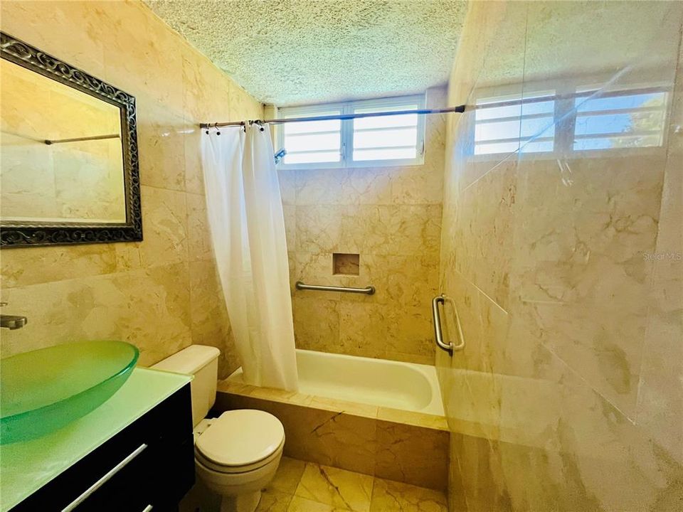 En Venta: $480,000 (4 camas, 2 baños, 2200 Pies cuadrados)