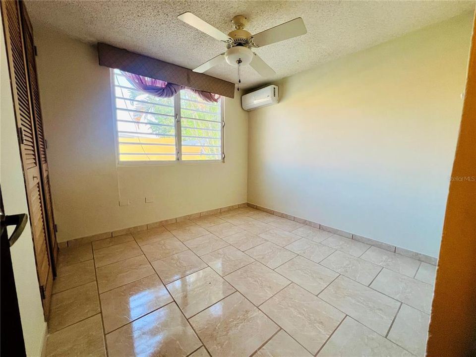 En Venta: $480,000 (4 camas, 2 baños, 2200 Pies cuadrados)