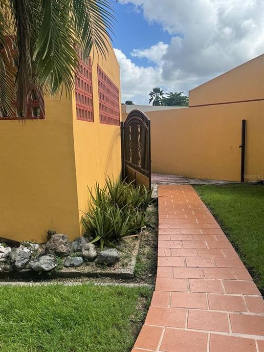 En Venta: $480,000 (4 camas, 2 baños, 2200 Pies cuadrados)