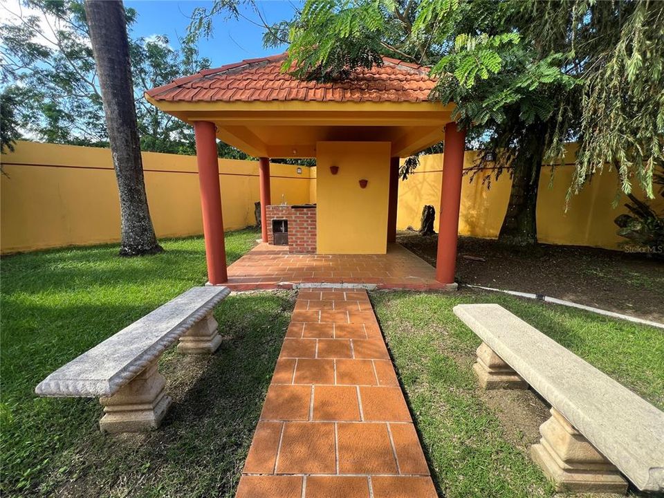 En Venta: $480,000 (4 camas, 2 baños, 2200 Pies cuadrados)