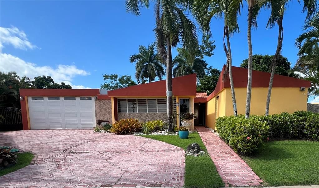 En Venta: $480,000 (4 camas, 2 baños, 2200 Pies cuadrados)