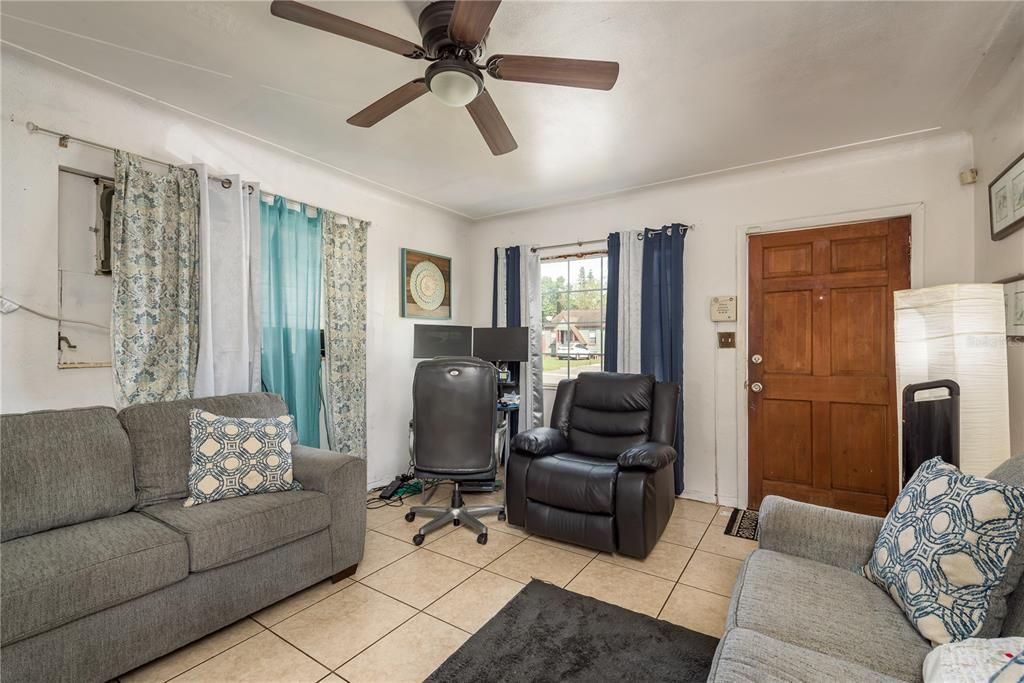 待售: $199,000 (2 贝兹, 1 浴室, 756 平方英尺)