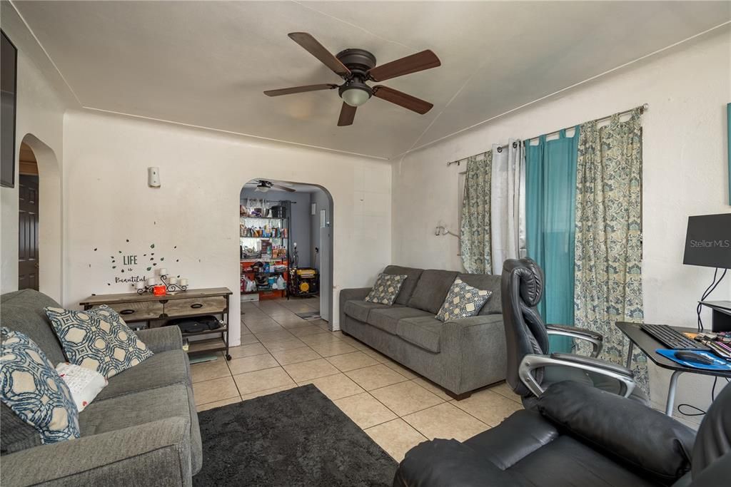 待售: $199,000 (2 贝兹, 1 浴室, 756 平方英尺)