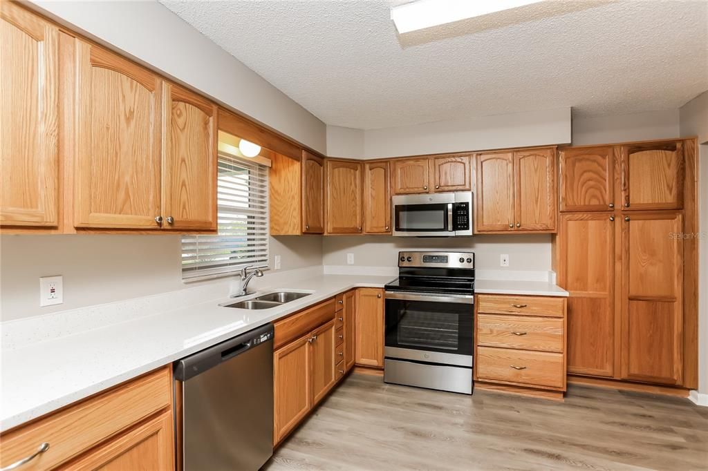 出租: $2,385 (3 贝兹, 2 浴室, 1711 平方英尺)