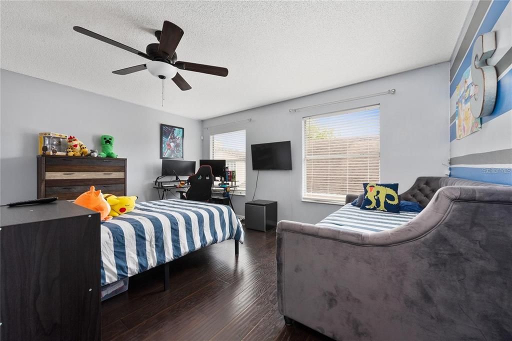 For Sale: $525,000 (5 beds, 2 baths, 2583 Square Feet)