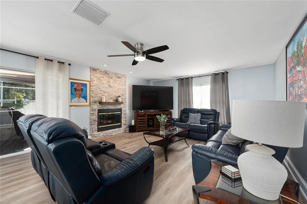 For Sale: $525,000 (5 beds, 2 baths, 2583 Square Feet)